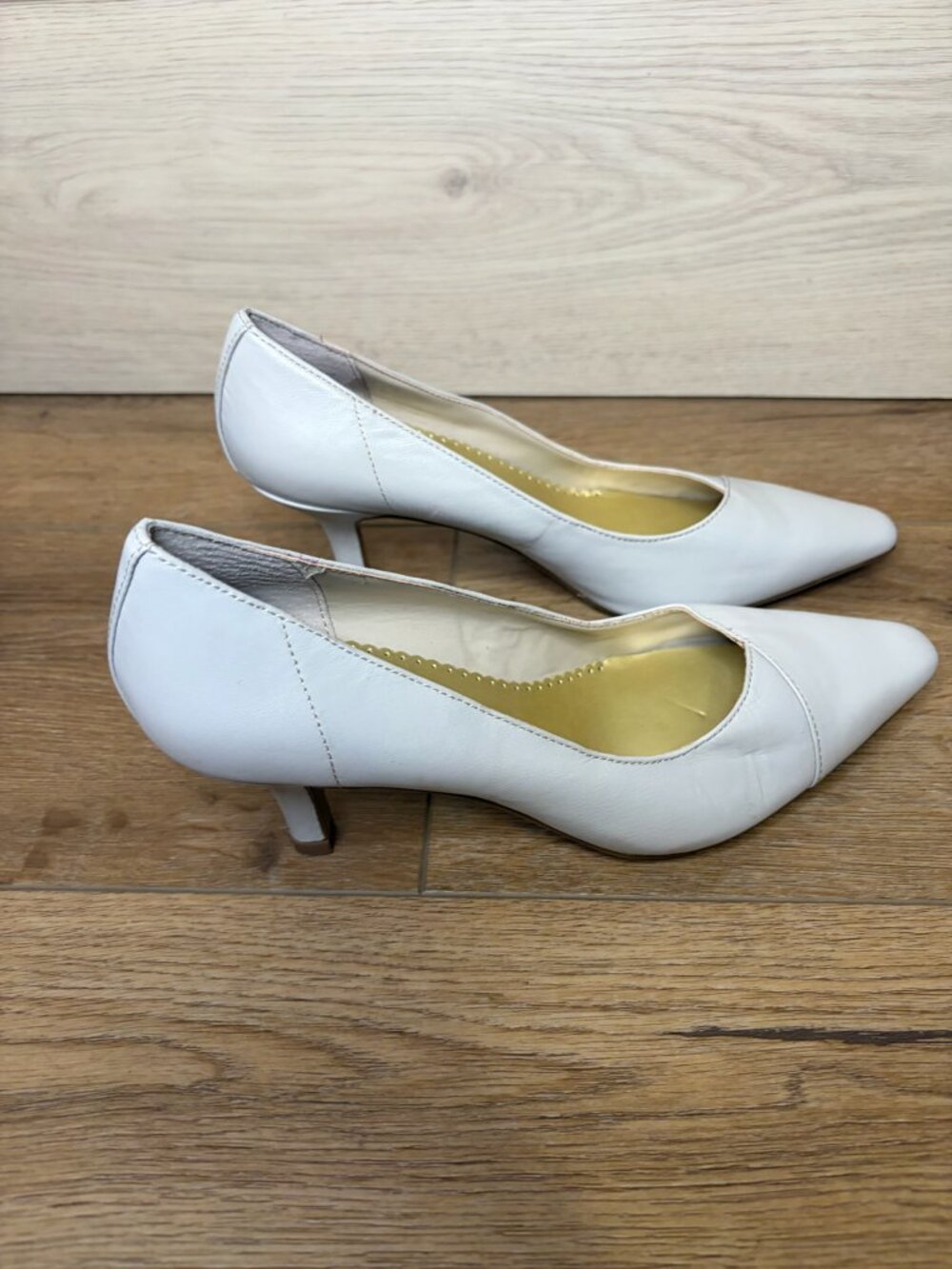 Bella Vita WOW White Leather Kitten Heel Pumps Size 6M